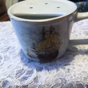 White and Gold Decorative vintage shaving mug by Royal London Gentlemen.